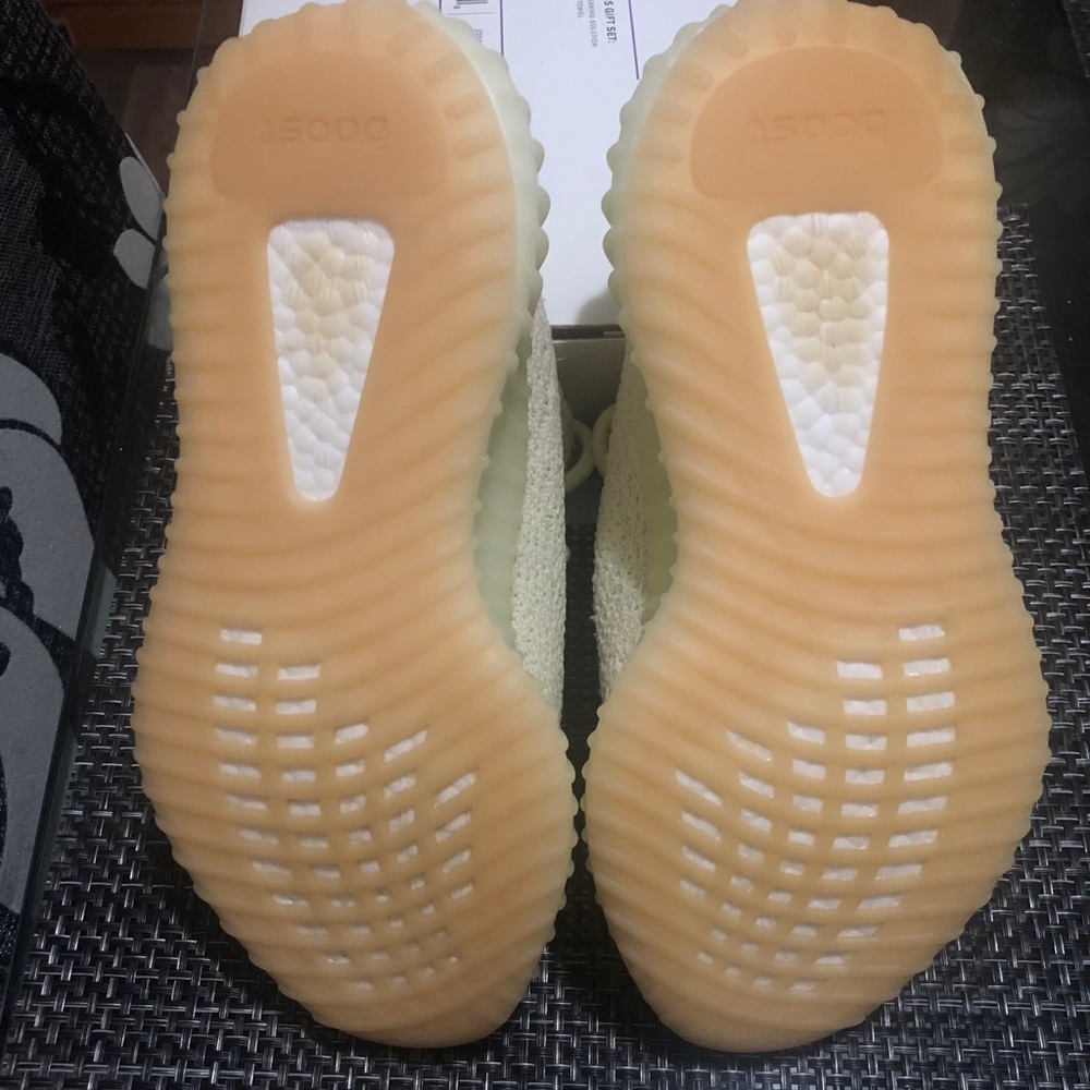 Authentic Yeezy Boost 350 V2 butter size 4